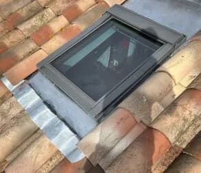 Pose de Velux avec abergement zinc sur mesure par GLT Toiture - Installation fenêtre de toit Eyguières